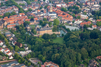 Vue aérienne de Château entouré de douves et jardin du château à Ahaus dans le département Rhénanie du Nord-Westphalie, Allemagne