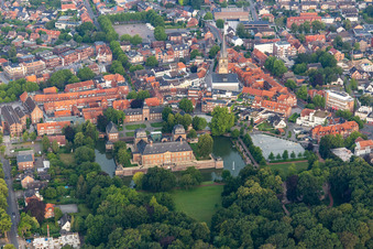 Photographie aérienne de Château entouré de douves et jardin du château à Ahaus dans le département Rhénanie du Nord-Westphalie, Allemagne