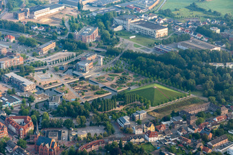 Vue aérienne de Parc Gronau LAGA avec canaux, îles-jardins et pyramide devant le musée du rock'n'pop (Westphalie) à Gronau dans le département Rhénanie du Nord-Westphalie, Allemagne