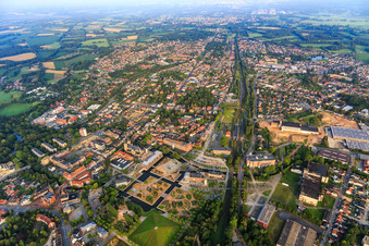 Vue aérienne de Vue de la ville depuis l'est avec le parc Gronau LAGA le long de la voie ferrée à Gronau dans le département Rhénanie du Nord-Westphalie, Allemagne