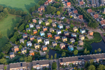 Vue aérienne de Quartier résidentiel avec des maisons unifamiliales colorées en forme de cube dans un lotissement unifamilial à la campagne au bord de l'eau à le quartier Eekmaat West in Enschede dans le département Overijssel, Pays-Bas