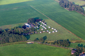 Vue aérienne de Camping à la ferme de Beek à Haaksbergen dans le département Overijssel, Pays-Bas