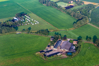 Vue aérienne de Camping à la ferme de Beek à Haaksbergen dans le département Overijssel, Pays-Bas