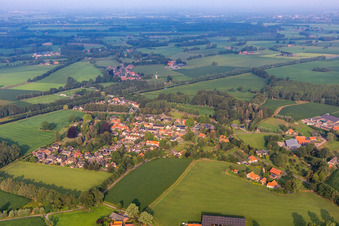 Vue aérienne de Rekken dans le département Gueldre, Pays-Bas