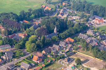 Vue aérienne de Johannes de Doperkerk à Winterswijk Meddo dans le département Gueldre, Pays-Bas