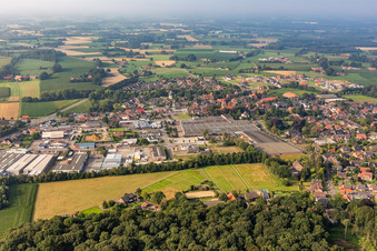 Vue aérienne de Parc industriel de Woorteweg avec Bruno Kleine GmbH & Co. KG et GW GERMAN WINDOWS Südlohn GmbH à le quartier Oeding in Südlohn dans le département Rhénanie du Nord-Westphalie, Allemagne