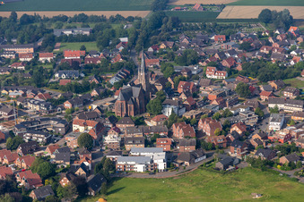 Vue aérienne de Église Saint-Ludgerus à le quartier Weseke in Borken dans le département Rhénanie du Nord-Westphalie, Allemagne