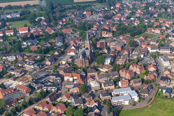 Vue aérienne de Église " St. Ludgerus Weseke à le quartier Weseke in Borken dans le département Rhénanie du Nord-Westphalie, Allemagne