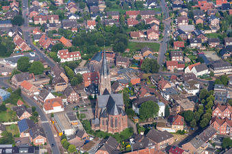 Vue aérienne de Église " St. Ludgerus Weseke à le quartier Weseke in Borken dans le département Rhénanie du Nord-Westphalie, Allemagne