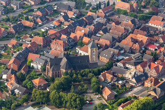 Vue oblique de Sainte Walburge à le quartier Ramsdorf in Velen dans le département Rhénanie du Nord-Westphalie, Allemagne