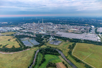 Vue aérienne de Locaux de l'usine du producteur de produits chimiques Chemiepark Marl sur la rue Paul-Baumann à le quartier Chemiezone in Marl dans le département Rhénanie du Nord-Westphalie, Allemagne