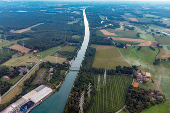 Vue aérienne de Des lignes à haute tension traversent le canal et les rives de la voie navigable intérieure du canal Wesel-Datteln à le quartier Brassert in Marl dans le département Rhénanie du Nord-Westphalie, Allemagne