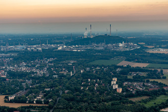 Vue aérienne de Ruhr Oel GmbH, parc éolien Halde Oberscholven, centrales électriques Uniper à le quartier Scholven in Gelsenkirchen dans le département Rhénanie du Nord-Westphalie, Allemagne