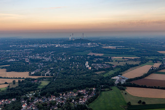 Photographie aérienne de Ruhr Oel GmbH, parc éolien Halde Oberscholven, centrales électriques Uniper à le quartier Scholven in Gelsenkirchen dans le département Rhénanie du Nord-Westphalie, Allemagne