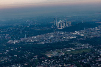 Vue oblique de Ruhr Oel GmbH, parc éolien Halde Oberscholven, centrales électriques Uniper à le quartier Scholven in Gelsenkirchen dans le département Rhénanie du Nord-Westphalie, Allemagne