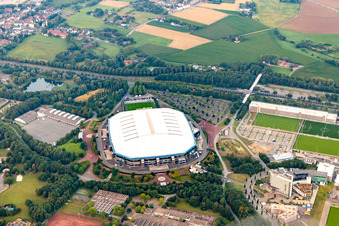 Vue aérienne de Stade de football Veltins-Arena à Schalke, appartenant au club Schalke 04. Le toit de l'arène est ouvert. à le quartier Erle in Gelsenkirchen dans le département Rhénanie du Nord-Westphalie, Allemagne