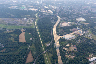 Vue aérienne de Canal de l'Emscher et du Rhin-Herne à le quartier Bismarck in Gelsenkirchen dans le département Rhénanie du Nord-Westphalie, Allemagne