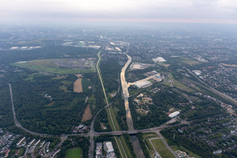 Vue aérienne de Canal de l'Emscher et du Rhin-Herne à le quartier Bismarck in Gelsenkirchen dans le département Rhénanie du Nord-Westphalie, Allemagne