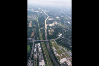Photographie aérienne de Canal de l'Emscher et du Rhin-Herne à le quartier Bismarck in Gelsenkirchen dans le département Rhénanie du Nord-Westphalie, Allemagne