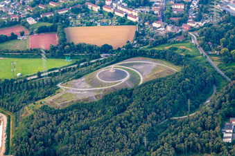 Vue aérienne de Zone de remise en culture avec colline de l'ancien terril de la mine de Rheinelbe et zone de randonnée actuelle à le quartier Ückendorf in Gelsenkirchen dans le département Rhénanie du Nord-Westphalie, Allemagne