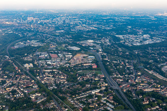 Vue aérienne de A40 à le quartier Kray in Essen dans le département Rhénanie du Nord-Westphalie, Allemagne