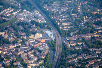 Vue aérienne de Steeler Platz et gare à le quartier Steele in Essen dans le département Rhénanie du Nord-Westphalie, Allemagne