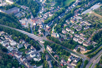Vue aérienne de Église de la Naissance de Sainte-Marie sur l'A44 à le quartier Kupferdreh in Essen dans le département Rhénanie du Nord-Westphalie, Allemagne