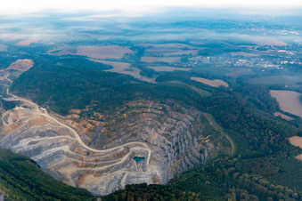 Vue aérienne de Mine à ciel ouvert de Rütkausen de l'usine Lhoist Rheinkalk à Flandersbach à Wülfrath dans le département Rhénanie du Nord-Westphalie, Allemagne