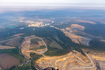Vue oblique de Mine à ciel ouvert de Rütkausen de l'usine Lhoist Rheinkalk à Flandersbach à Wülfrath dans le département Rhénanie du Nord-Westphalie, Allemagne