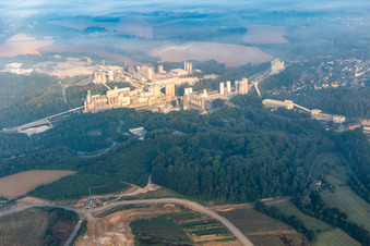 Mine à ciel ouvert de Rütkausen de l'usine Lhoist Rheinkalk à Flandersbach à Wülfrath dans le département Rhénanie du Nord-Westphalie, Allemagne hors des airs