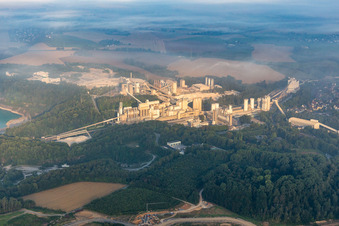 Vue aérienne de Terrain et zones de déblais de la mine de ciment à ciel ouvert et de l'usine de matériaux de construction à le quartier Rohdenhaus in Wülfrath dans le département Rhénanie du Nord-Westphalie, Allemagne