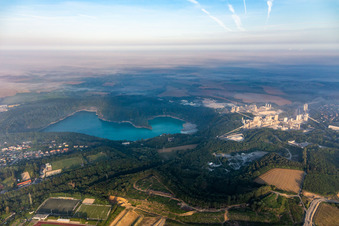 Mine à ciel ouvert de Rütkausen de l'usine Lhoist Rheinkalk à Flandersbach à Wülfrath dans le département Rhénanie du Nord-Westphalie, Allemagne vue d'en haut