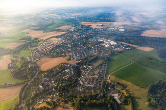 Vue aérienne de Du nord à le quartier Gruiten in Haan dans le département Rhénanie du Nord-Westphalie, Allemagne