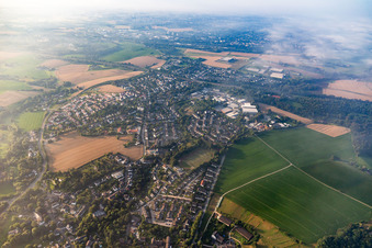 Vue aérienne de Du nord à le quartier Gruiten in Haan dans le département Rhénanie du Nord-Westphalie, Allemagne