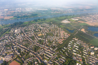 Vue aérienne de À l'embouchure de la Wupper à le quartier Rheindorf in Leverkusen dans le département Rhénanie du Nord-Westphalie, Allemagne