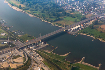 Vue aérienne de Itinéraire et voies le long du pont autoroutier de la BAB A1 à Leverkusen à le quartier Merkenich in Köln dans le département Rhénanie du Nord-Westphalie, Allemagne
