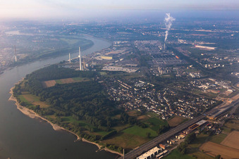 Vue aérienne de Zone industrielle de l'Emdener Straße au bord du Rhin à le quartier Merkenich in Köln dans le département Rhénanie du Nord-Westphalie, Allemagne