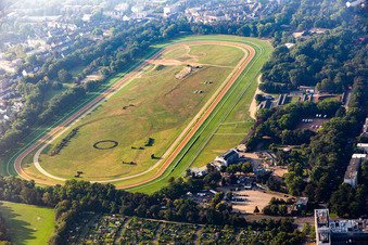 Vue aérienne de Piste de course de l'hippodrome - piste de trot " Galopprennbahn Köln-Weidenpesch " sur Rennbahnstraße à le quartier Weidenpesch in Köln dans le département Rhénanie du Nord-Westphalie, Allemagne