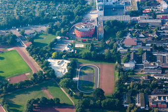 Vue aérienne de Ensemble d'installations sportives Installation sportive de district Weidenpesch, Centre de commandement et de formation des sapeurs-pompiers professionnels Köln à le quartier Weidenpesch in Köln dans le département Rhénanie du Nord-Westphalie, Allemagne