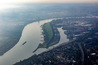 Vue aérienne de Port du Rhin Niehl et Niehler Strand à le quartier Niehl in Köln dans le département Rhénanie du Nord-Westphalie, Allemagne