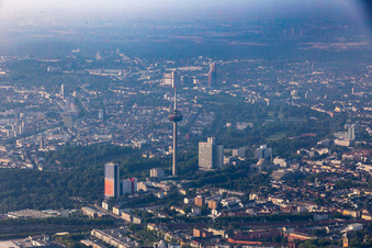 Vue aérienne de Tour de télévision Colonius à le quartier Bilderstöckchen in Köln dans le département Rhénanie du Nord-Westphalie, Allemagne