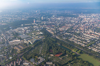 Vue aérienne de Blücherpark avec bassin de régate à le quartier Bilderstöckchen in Köln dans le département Rhénanie du Nord-Westphalie, Allemagne