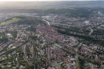 Vue aérienne de Vue des rues et des maisons dans les quartiers résidentiels à Tübingen dans le département Bade-Wurtemberg, Allemagne