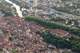Vue aérienne de Complexe du château de Hohen Tübingen avec le musée des cultures anciennes à Tübingen dans le département Bade-Wurtemberg, Allemagne