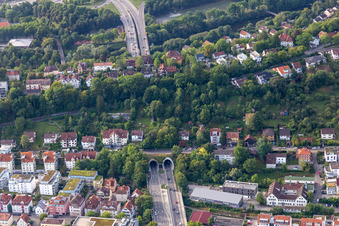 Vue aérienne de Entrée et sortie de la structure du tunnel par le Schloßberg à Tübingen dans le département Bade-Wurtemberg, Allemagne