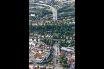 Vue aérienne de Tunnel à travers le Schlossberg à le quartier Weststadt in Tübingen dans le département Bade-Wurtemberg, Allemagne