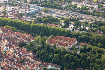 Vue aérienne de Complexe du château de Hohen Tübingen avec le musée des cultures anciennes à Tübingen dans le département Bade-Wurtemberg, Allemagne