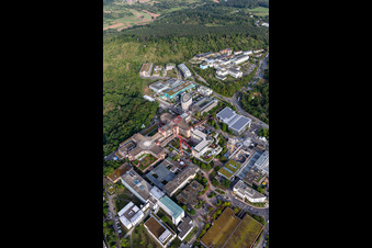 Hôpital universitaire Tübingen à Tübingen dans le département Bade-Wurtemberg, Allemagne du point de vue du drone