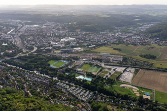 Vue aérienne de Parc des expositions, piscine extérieure, camping, aréna Paul Horn à le quartier Weststadt in Tübingen dans le département Bade-Wurtemberg, Allemagne