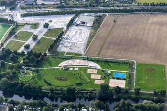 Vue aérienne de Parc des expositions, piscine extérieure à le quartier Weststadt in Tübingen dans le département Bade-Wurtemberg, Allemagne